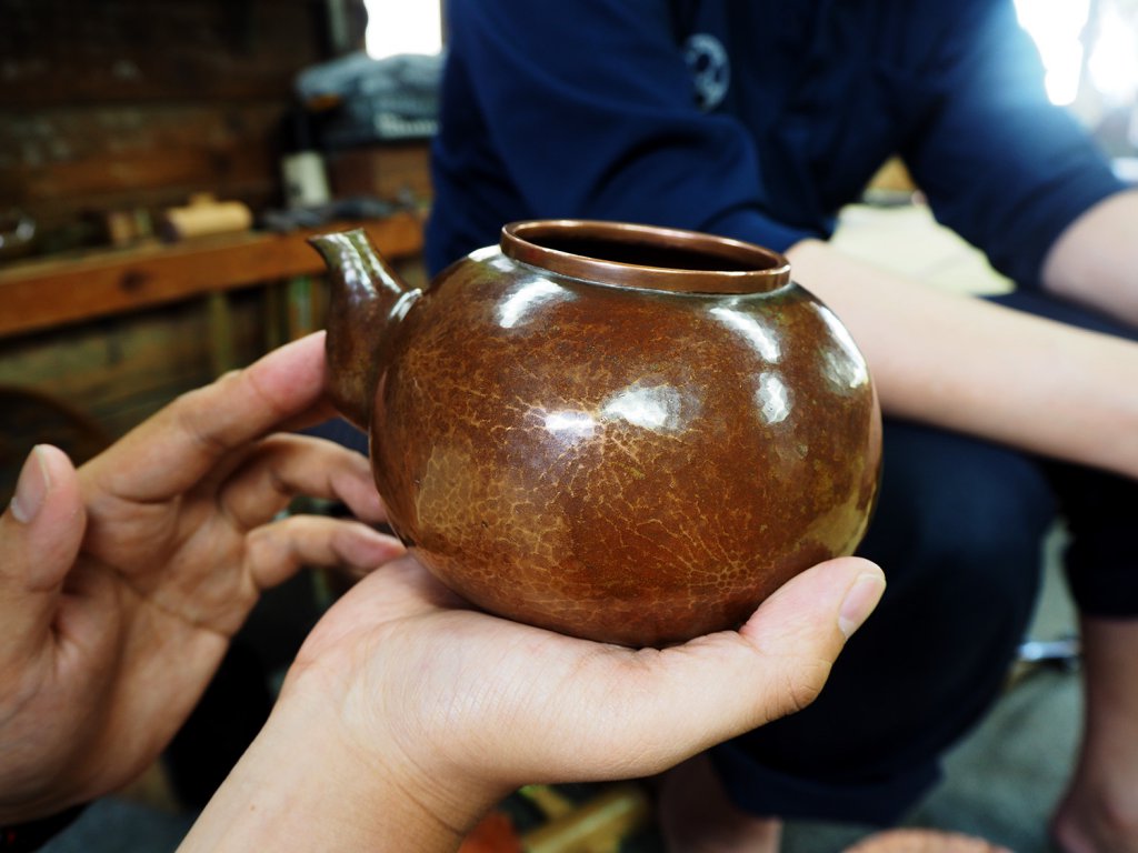 １枚の板を叩いてヤカンを作る、玉川堂の工房を見学してきたよ